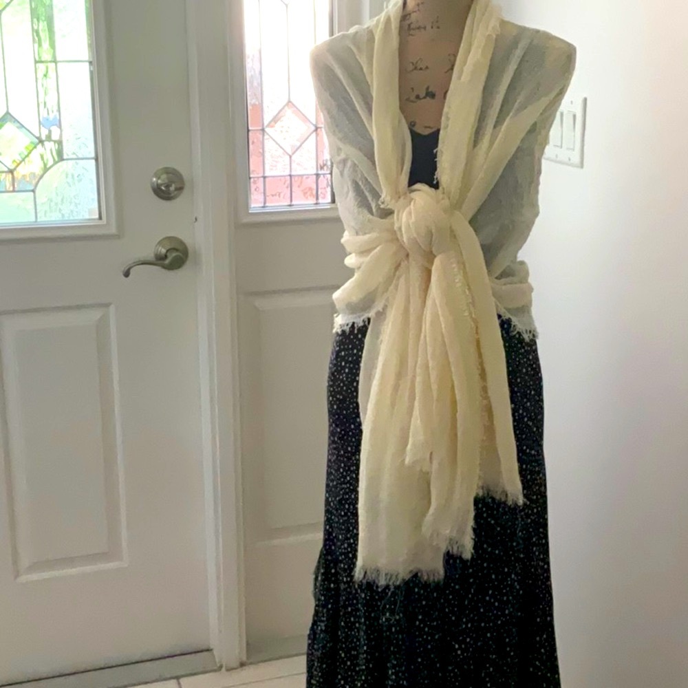 NWT Nordstroms Ivory Dove Scarf
